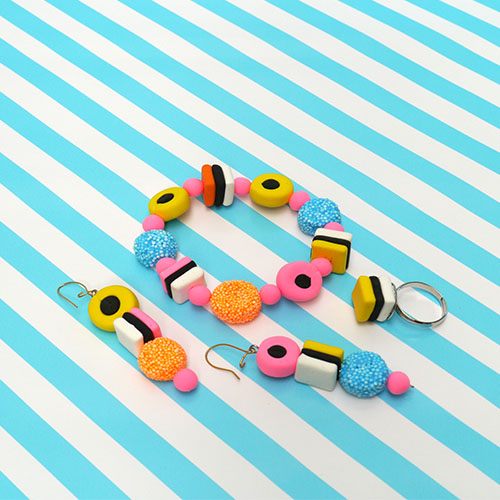 Amusez-vous à créer une parure de bijoux ludique et colorée !