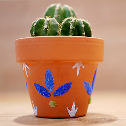 Personnalisez vos pots de plantes avec un peu de colle et du sable coloré !  