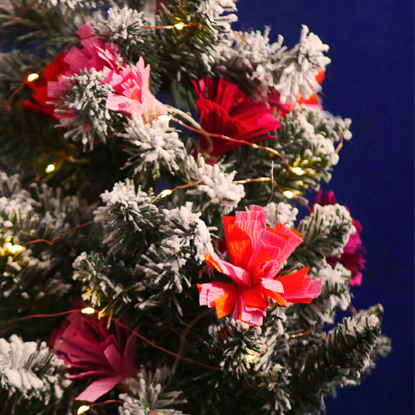 Réalisez une incroyable guirlande de fleurs à mettre dans votre sapin de Noël !