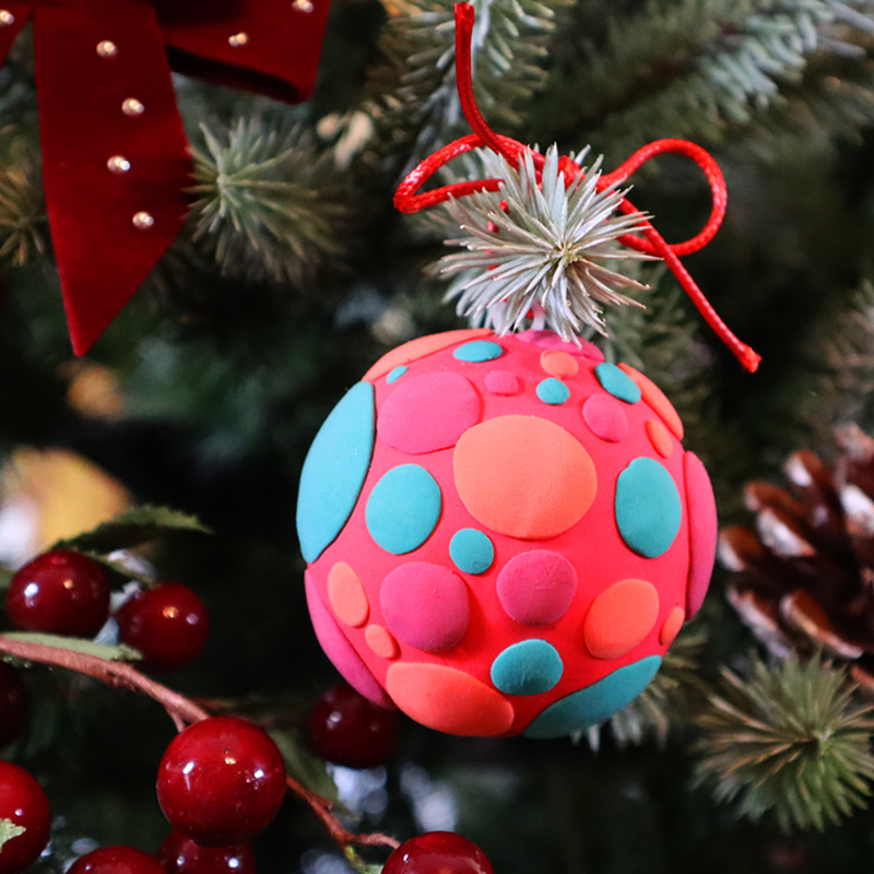 Utilisez de la Patarev pour décorer votre boule de Noël !