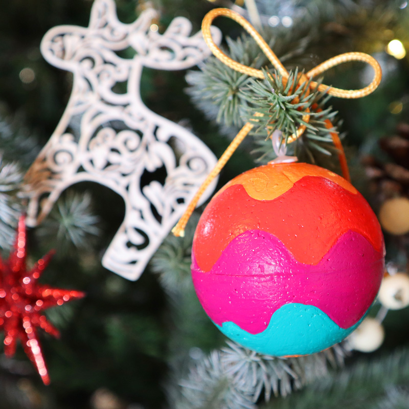 Peignez votre propre boule de Noël avec de la peinture !