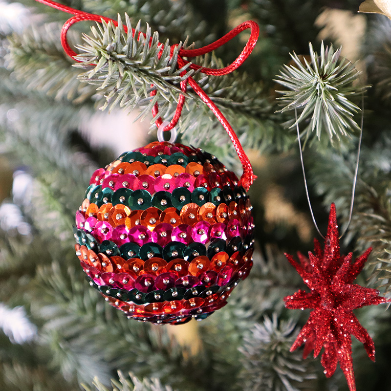 Boule de Noël avec des sequins