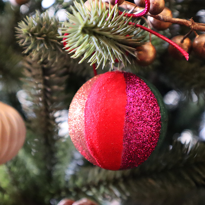 Recouvrez une boule de Noël de paillettes et de sable coloré !