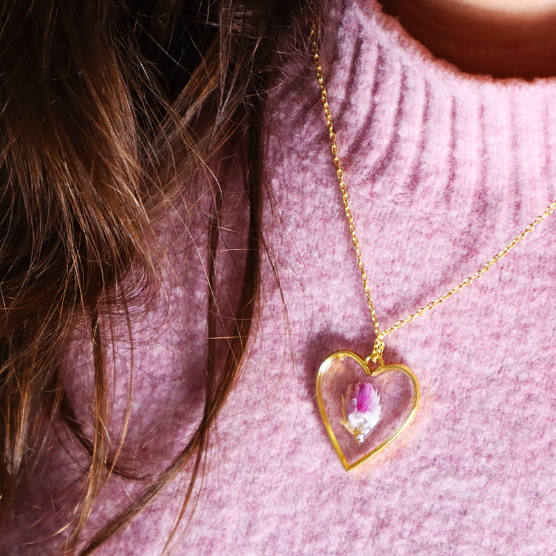 Collier en résine avec une fleur séchée