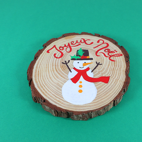 Décorez un rondin de bois aux couleurs de Noël avec de la peinture acrylique